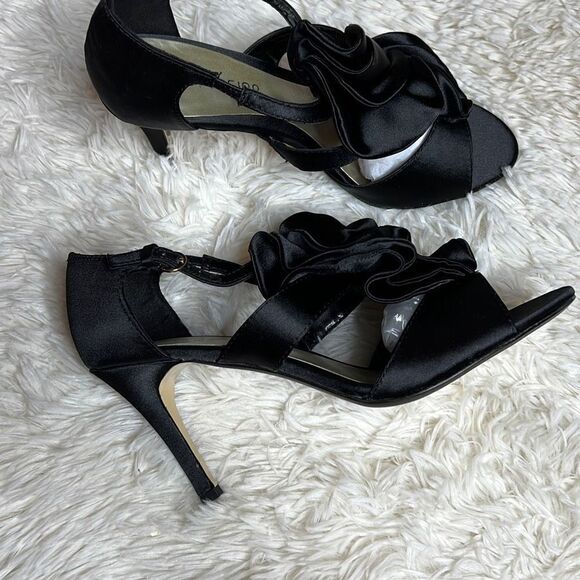 Ann Marino Honey Bun Black Satin Ruffle Heels Size 8.5 New - Picture 3 of 8